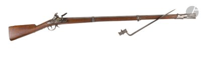 un gros plan d'un fusil sur fond blanc, avec un crochet