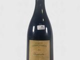 une bouteille de vin posée sur une table