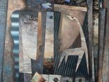 une photo représentant un collage de différents objets posés sur une table