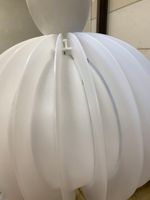 Suspension IKEA en plastique blanc en forme de globe lamellé… (photo 2)