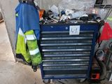 une image d'un garage avec des outils et des outils sur le sol