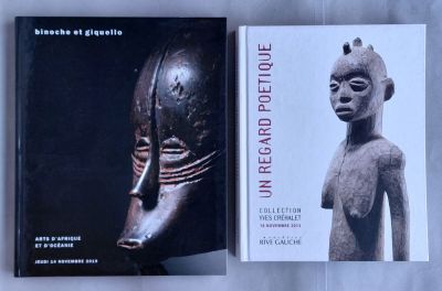 deux livres posés l'un à côté de l'autre sur une table