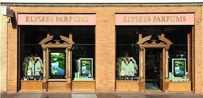 une devanture de magasin avec deux vitrines où sont exposés des vêtements