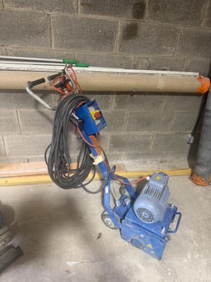 une machine bleue qui se trouve dans le garage