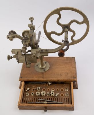une machine posée sur une caisse en bois