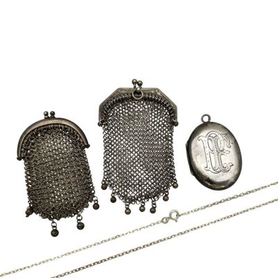 deux bourses en argent et une chaîne munie d'un cadenas sur fond blanc