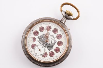 une vieille montre de poche posée sur une surface blanche, sur fond blanc