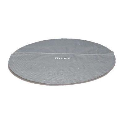 un gros plan d'un tapis circulaire posé sur une surface blanche
