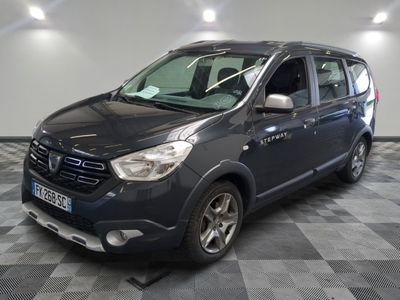 la photo d'une voiture grise garée dans un garage