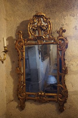 Glace à parcloses à décor de rinceaux, panier de fruits. Dan… - Photo 1