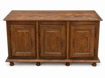 une vieille armoire en bois à trois portes et deux tiroirs