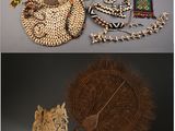 deux photos d'une collection d'objets traditionnels comprenant un chapeau, une plume et un éventail