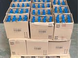 plusieurs caisses d'eau bleue posées sur une palette en bois