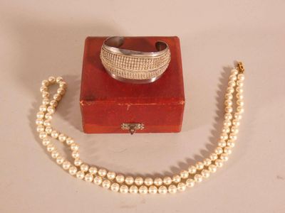 un bracelet et un collier de perles dans un coffret rouge