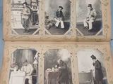 quatre photos d'un homme et d'une femme assis à une table