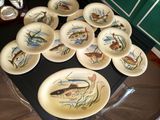 beaucoup d'assiettes remplies de poisson sur une table