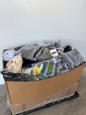 une boîte en carton remplie de vêtements, posée sur un carton