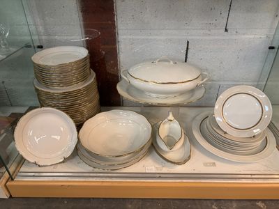 plusieurs assiettes et bols exposés dans une vitrine