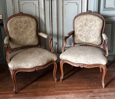 deux chaises assises l'une à côté de l'autre sur un plancher en bois