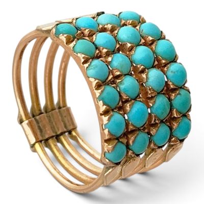 un gros plan sur un bracelet en or orné de pierres de turquoise