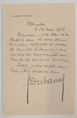 une lettre manuscrite écrite par un homme qui tient une feuille de papier