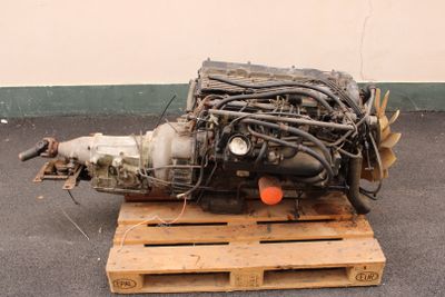 a small engine sitting on a pallet on the ground