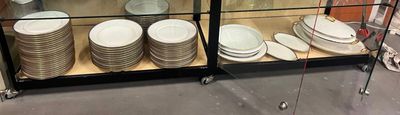 plusieurs assiettes et bols exposés dans une vitrine