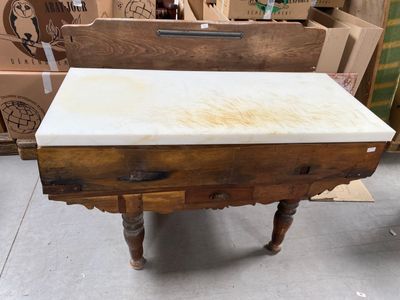 une petite table avec un plateau en marbre dans une pièce