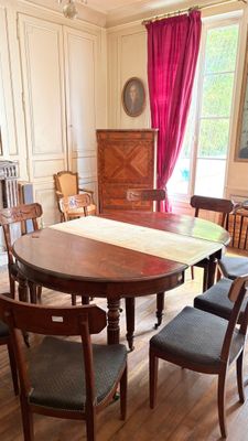 une salle à manger avec une table et des chaises