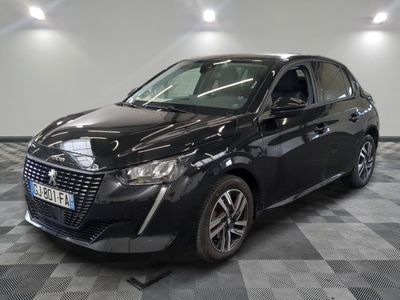 la photo d'une voiture noire sur un sol en damier