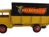 un petit camion jaune avec une pancarte à l'arrière