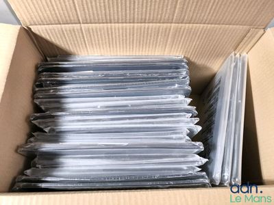 une boîte contenant des sachets en plastique transparent