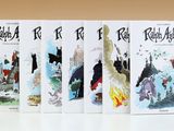 quatre livres sont alignés sur une table