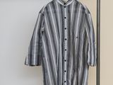 une photo d'une chemise suspendue à un cintre dans une pièce