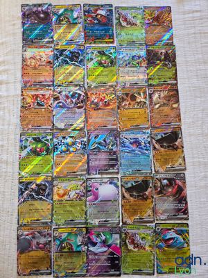 une pile de cartes pokemon posée sur une table