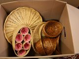 une boîte contenant quelques paniers et bols