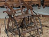 une chaise en bois posée sur un tapis