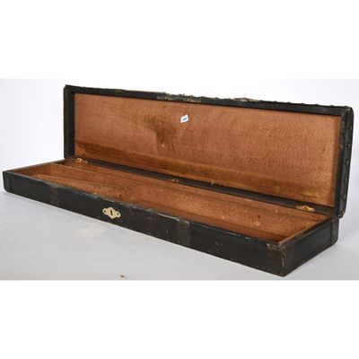 un étui noir avec une doublure marron à l'intérieur