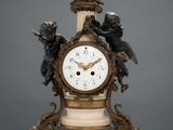 une horloge posée sur une table