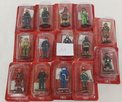 de nombreuses figurines encore dans leur emballage