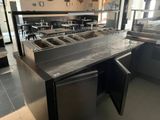 un comptoir équipé de plusieurs éviers dans un restaurant