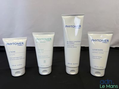 Les produits de soin Phytomer sont présentés sur une table