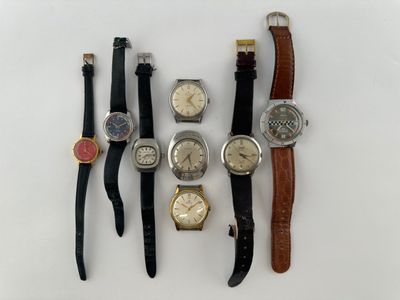 plusieurs types de montres sont présentés sur une surface blanche