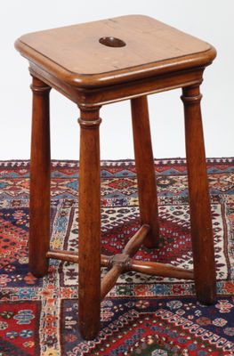 TABOURET DE CHANTRE, en noyer, piètement annelé réuni par un…