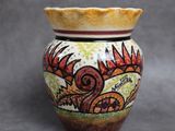 un petit vase orné d'un motif sur fond gris