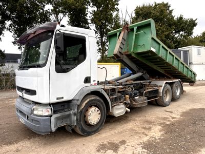 un camion blanc avec une benne verte à l'arrière