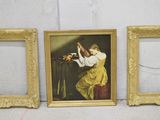 trois photos encadrées représentant une femme en robe jaune