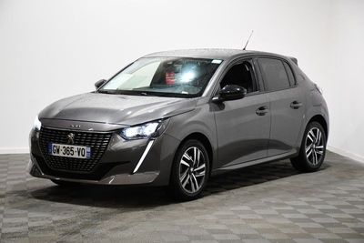 la voiture grise est garée dans une pièce au sol en damier