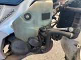 un gros plan d'une moto équipée d'un réservoir d'essence