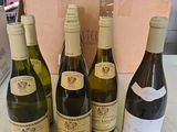 plusieurs bouteilles de vin sont alignées sur une table